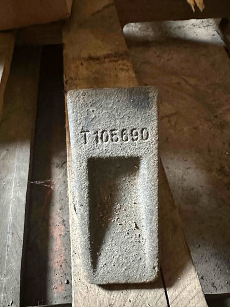 Deere 450G 450G Loader Bucket Tooth