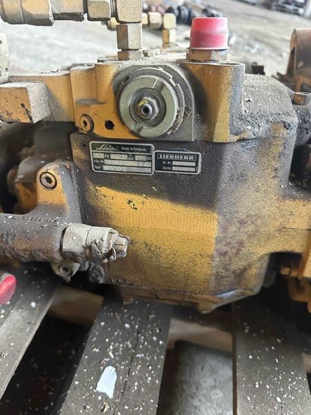Deere 655C 655C LH Hydrostatic Pump