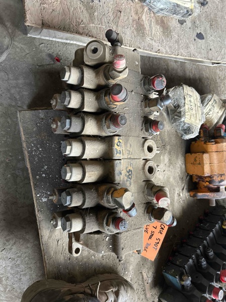 Case 590T 590T 7-SPOOL Backhoe Valve