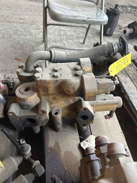 Caterpillar 963C 963C Loader Bucket Control Valve