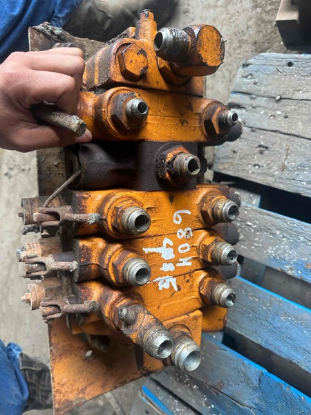Case 680H 680H 4 Spool Backhoe Valve