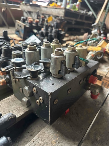 Caterpillar 953C 953C Control Manifold