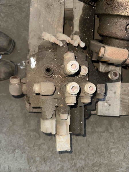 Caterpillar 416C 416C 3 Spool Loader Valve