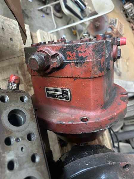 Deere 690E 690E Final Drive Motor