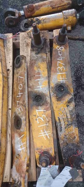 Case 850 RH Inner Dump Link