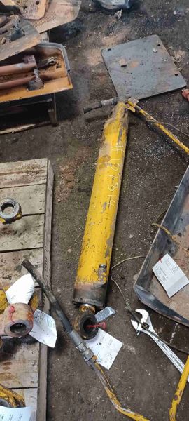 Deere 555B Lift Cylinder