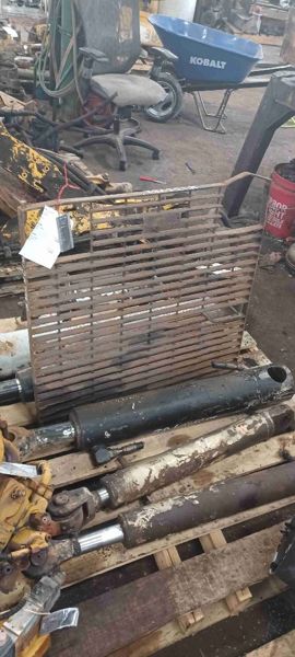 Case 621B Grille