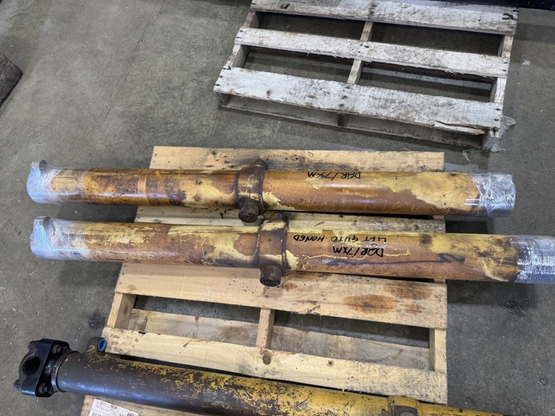 Caterpillar D8R, 7XM Lift Cylinder Can