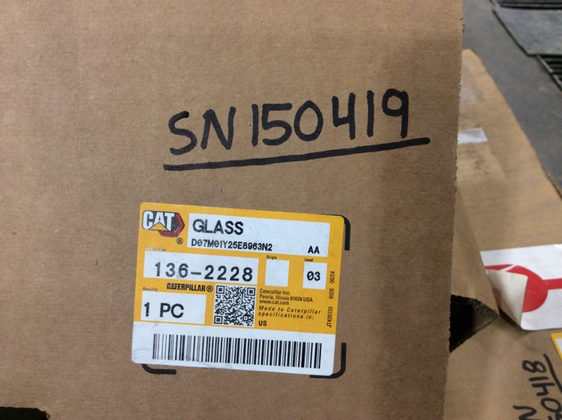 Caterpillar  Window AS RH - Slide