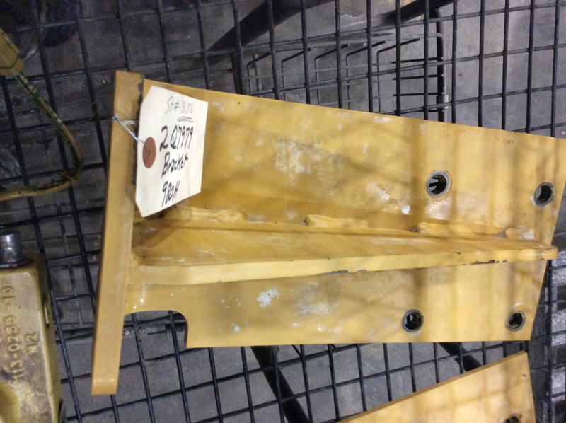   980H Lower Hyd Tank Bracket
