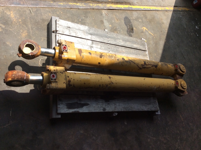   621G Steering Cylinder