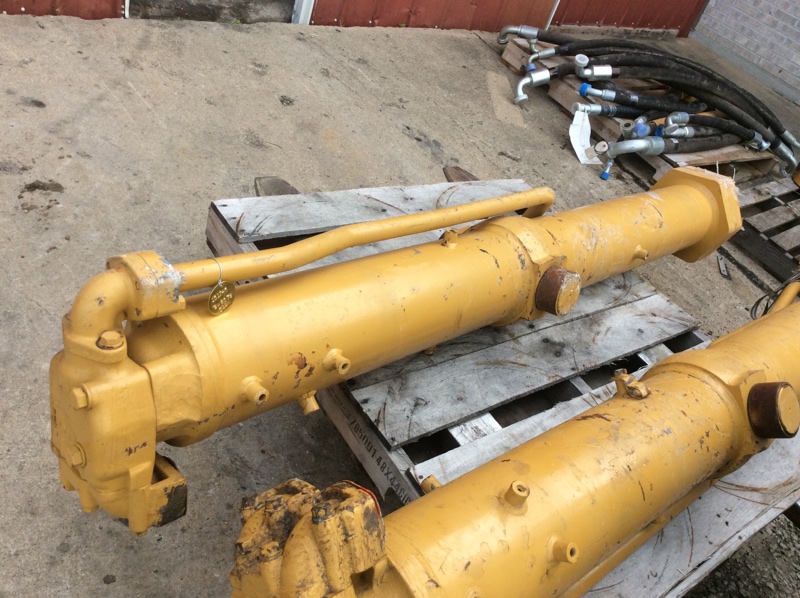 Caterpillar  D11N/D11R Lift Cylinder & Valve GP - RH