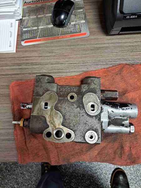 Case/case I.H. 7220 1ST AUX.VALVE