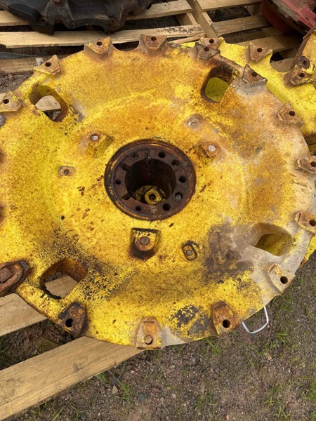 Deere 4840, 4440, 4450, 4520, 4620, 4630, 4640, 4650, 4850, 5020, 6030, 8430, 8440, 8450, 8630, 8640, 8650 Cast Center Wheel