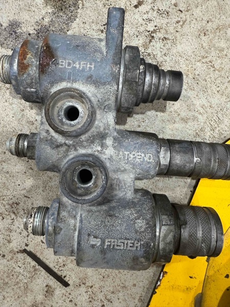 New Holland L320 Hydraulic Flat Face Quick Coupler