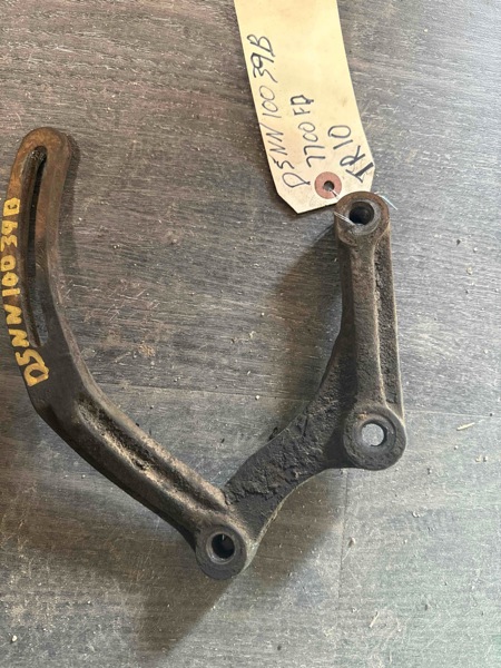 Ford 7700, 7710, 231, 2600, 333, 233, 335, 3600, 3900, 4100, 420, 4600, 5110, 515, 531, 532, 535, 5600, 5610, 5700, 5900, 6410, 6600, 6610, 6700, 6710, 6810, 7410, 750, 755, 755A, 755B, 7600, 7610 Alternator Bracket