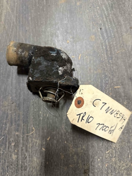 Ford 7700, 230A, 250C, 260C, 335, 420, 445A, 455, 515, 531, 535, 540, 545, 555, 755, 4140, 4400, 4500, 5500, 5550, 6500, 7500, 532, A62, TW10, TW20, TW30, 334, 2000, 2100, 2110, 2300, 2310, 2600, 2610, 281 Thermostat Housing