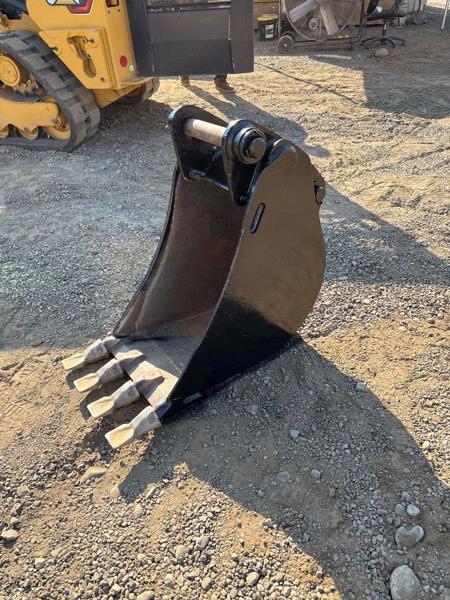 Caterpillar 416, 420, 426, 430 BUCKET-18"