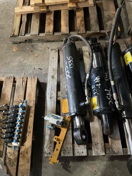 Caterpillar 745C Steering Cylinders
