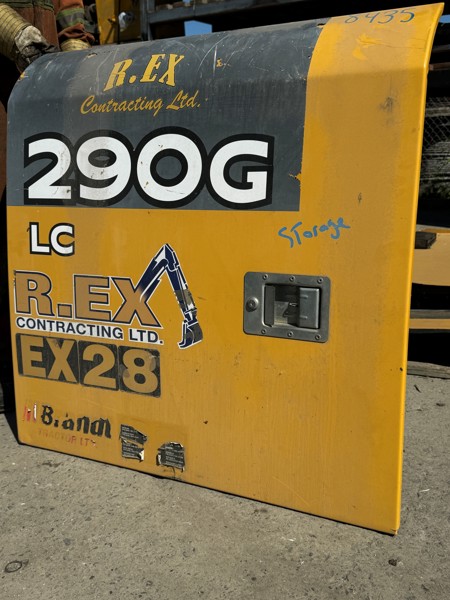 Deere 290GLC Door, Storage