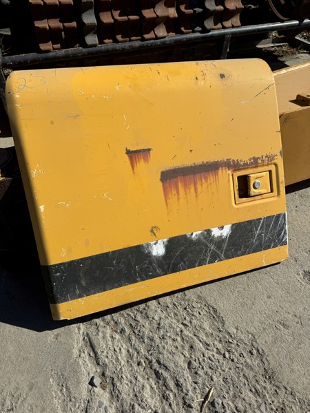 Deere 230LC Door, Storage