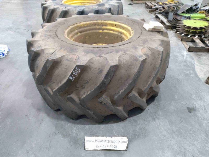 New Holland FX375 Harvester Rim & Tire 800/65R32