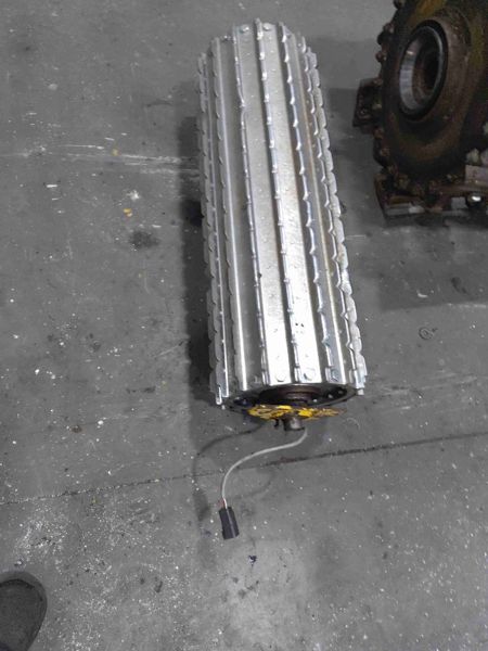 New Holland FX28 Harvester Lower Front Feedroll W/ Metal Alert