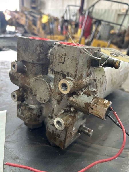 Caterpillar 972K Powertrain Oil Filter