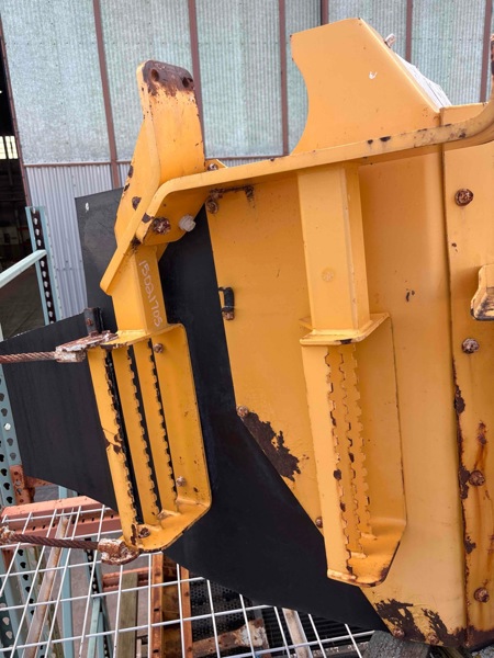 Volvo A30E Fender, Mud Guard Attachment
