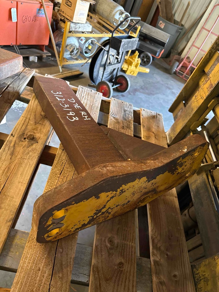 Caterpillar — 3123193 — Striker AS (rh)