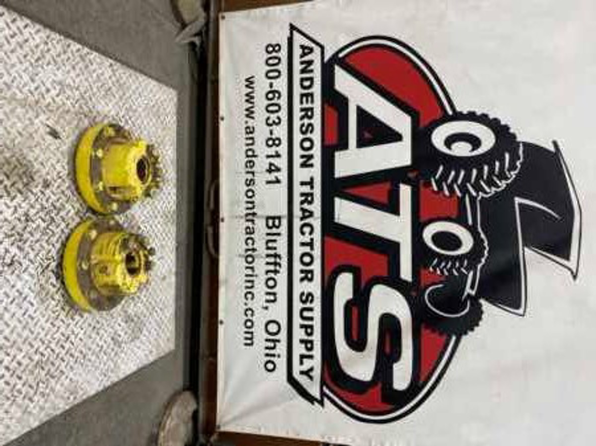 GOOD USED JOHN DEERE 8 BOLT HUBS WITH WEDGES - L34029