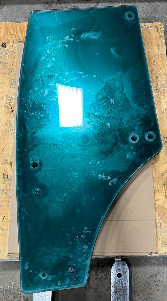 NEW OEM RH DOOR GLASS - SU27313