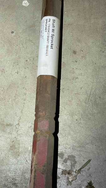 I.H./FARMALL 863 Shaft W/ Sprocket 28T