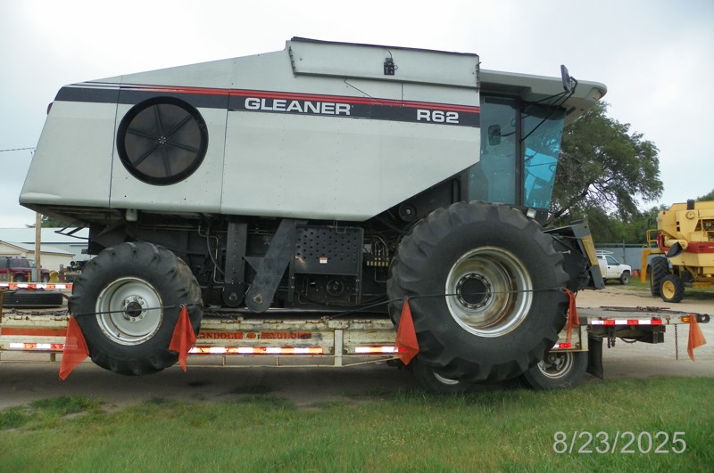 Gleaner R62