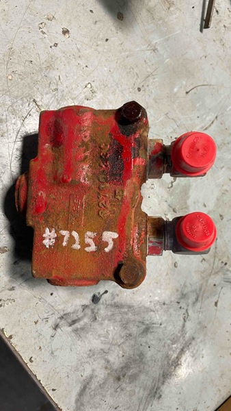 I.H./FARMALL 1460, 1460 (bsn -22000), 1480, 1480 (bsn -24000), 1440, 1440 (bsn -20000), 715, 815, 915 Valve Assy, Reel Drive Flow