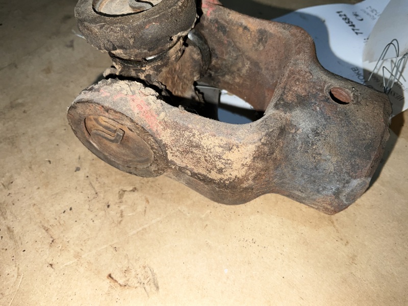 Hesston 6600, 6610 Keyed Yoke