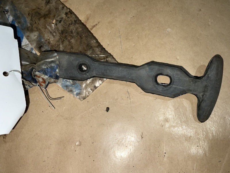 Ford/Nholland 7070 Bracket - Latch Rubber