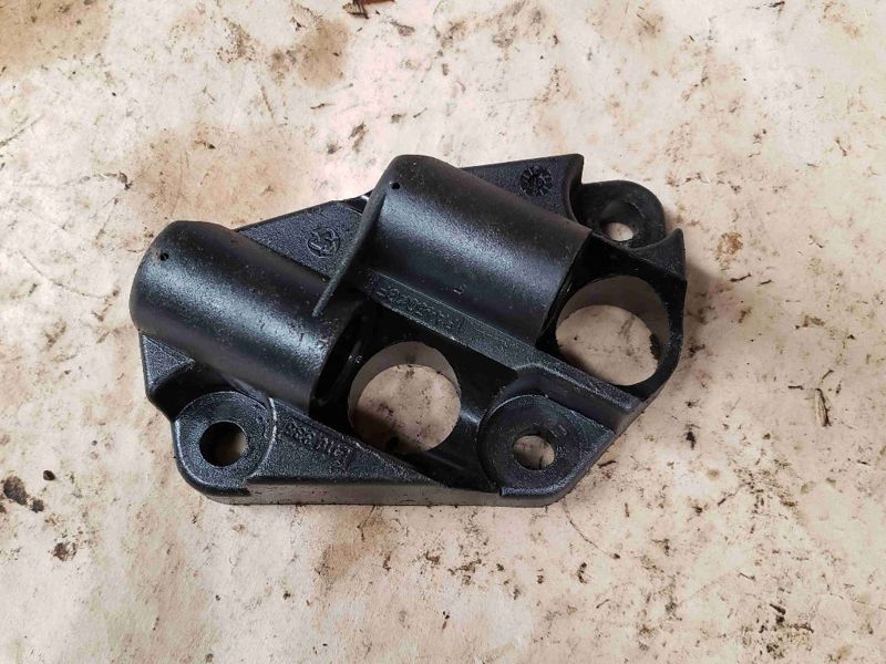 Deere 6400 Housing, Shift Rod