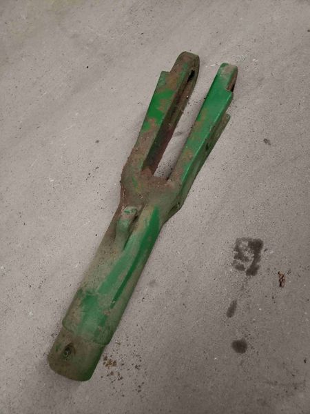 Deere 6715, 6615, 6110, 6210, 6310, 6410, 6200, 6300, 6400, 6500, 6215, 6415, 6320, 6420, 6405, 6605 Yoke Link End