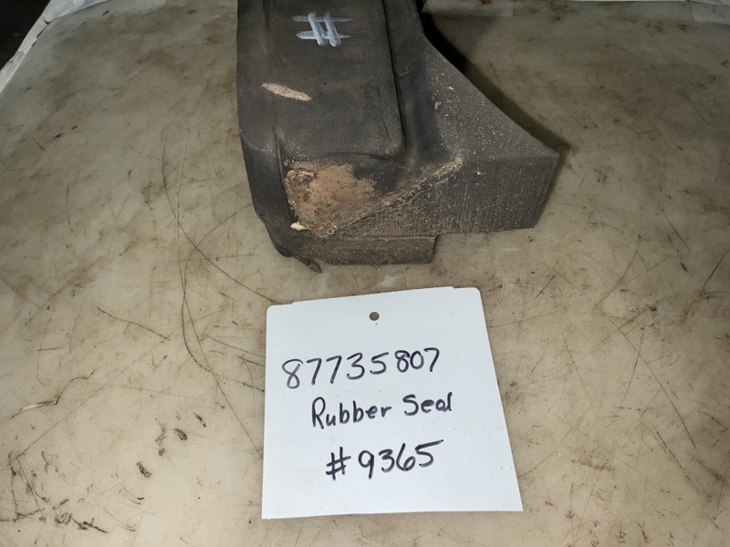 Case/case I.H. 7010 Rubber Seal