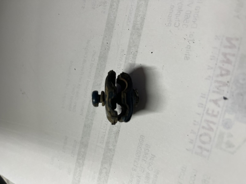 Kubota B8200DT Injector Line Clamp