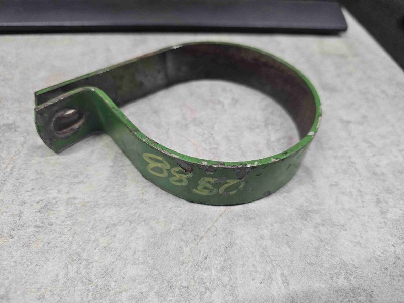 Deere 2520, 4030, 4040, 4240, 4440, 4050, 4250, 4450, 4055, 4255, 4455, 4230, 4430, 4555, 4755, 4955, 4560, 4760, 4960, 4630, 4640, 4840, 4650, 4850, 5010, 5020, 6030, 8100, 8200, 8300, 8400, 8110, 8210, 83 Attenuator Clamp