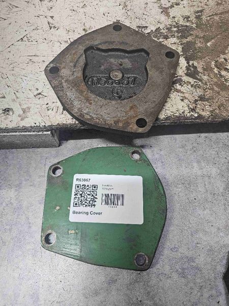 Deere 8430, 8630, 8440, 8640, 8450, 8650, 8850 Bearing Cover
