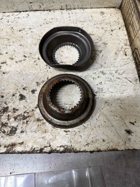 Deere 8430, 8630, 8440, 8640, 8450, 8650, 8850 Retainer