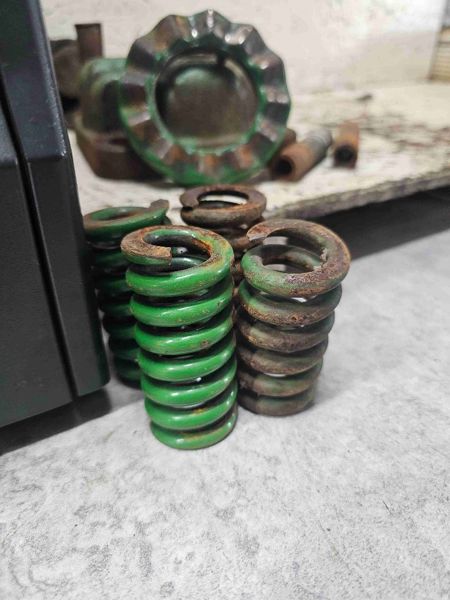 Deere 900 Series Spring