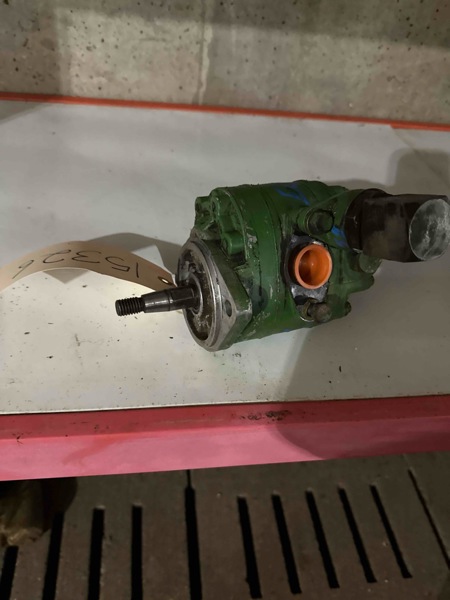 Deere 7720 Hydraulic Pump