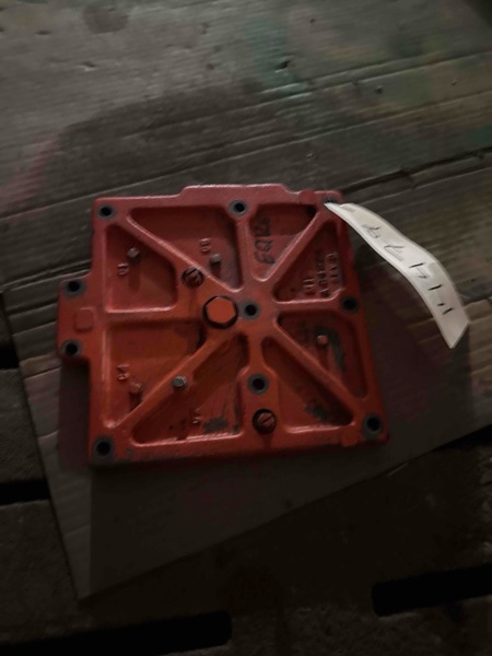 Case/case I.H. 2670 Cover,trans Control Valve