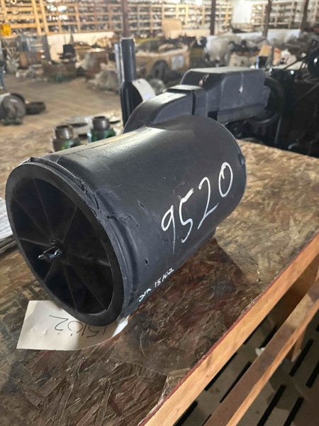 Deere 9100, 9120, 9200, 9220, 9300, 9300T, 9400, 9400T, 9330, 9320, 9320T, 9420, 9430, 9430T, 9520, 9520T, 9620, 9620T, 9630, 9630T Air Filter/Pressurizer