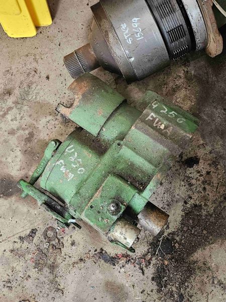 Deere 4050, 4250, 4450, 4055, 4255, 4455, 4555, 4755, 4955, 4650, 4850 Secondary Brake Hosuing Assy.