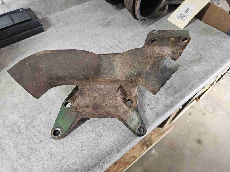 Deere 8850 Exhaust Manifold Center
